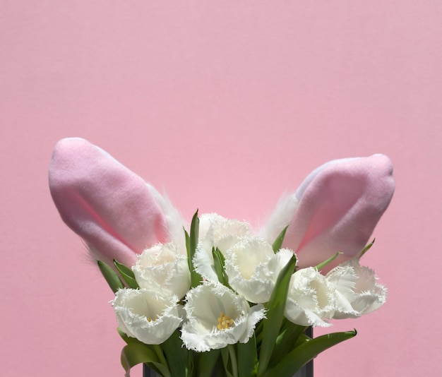bouquet di tulipani bianchi e orecchie di coniglio copia spazio sfondo rosa