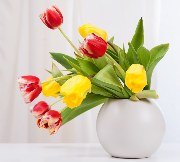 Bouquet di tulipani colorati in vaso