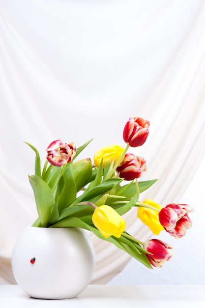 Bouquet di tulipani colorati in vaso