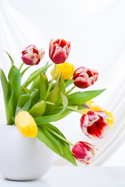 Bouquet di tulipani colorati in vaso