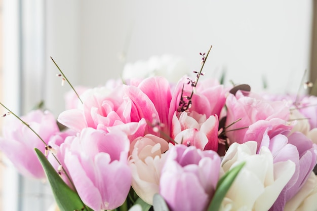 Bouquet di tulipani colorati luminosi Bellissimo sfondo floreale rosa pastello Fiori di primavera