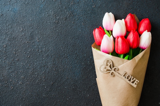 Bouquet di tulipani e chiave decorativa per San Valentino, Donna o Festa della mamma.
