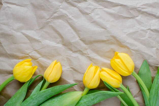Bouquet di tulipani gialli su carta da imballaggio