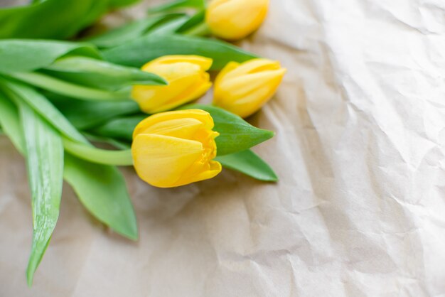 Bouquet di tulipani gialli su carta da imballaggio