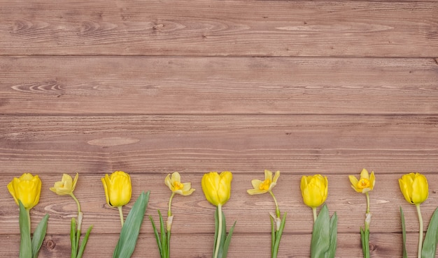 bouquet di tulipani gialli su sfondo di legno, con spazio di copia