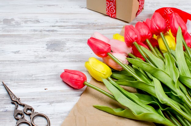 Bouquet di tulipani primaverili e regalo