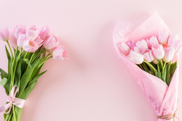 Bouquet di tulipani rosa avvolto in carta rosa.