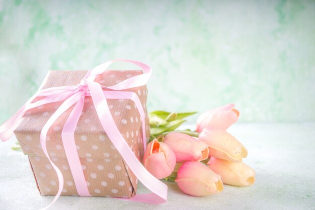 Bouquet di tulipani rosa di primavera con regalo per il giorno di San Valentino, festa della mamma o concetto di Pasqua
