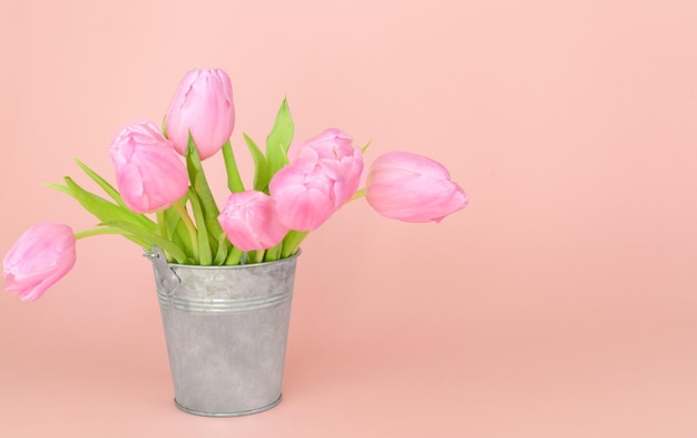 Bouquet di tulipani rosa in un vaso rustico Sfondo per cartolina