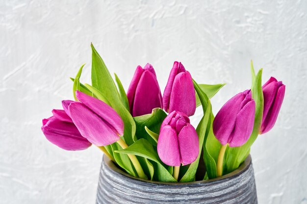 Bouquet di tulipani rosa in vaso. Copia spazio