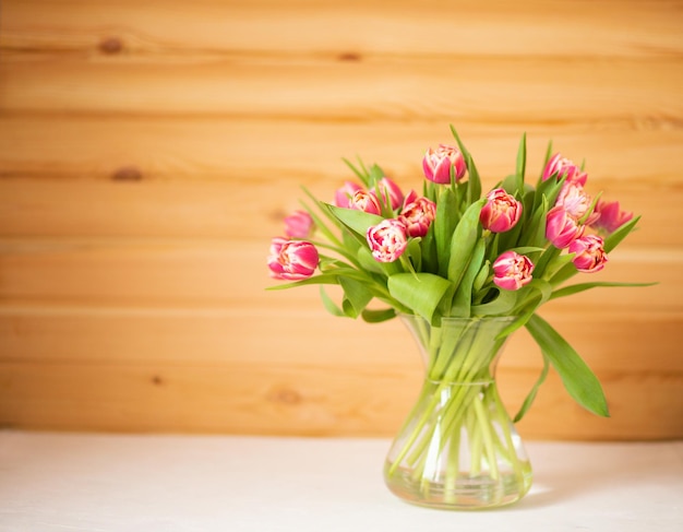 Bouquet di tulipani rosa in vaso su sfondo bianco meraviglia San Valentino Copia spazio per il testo