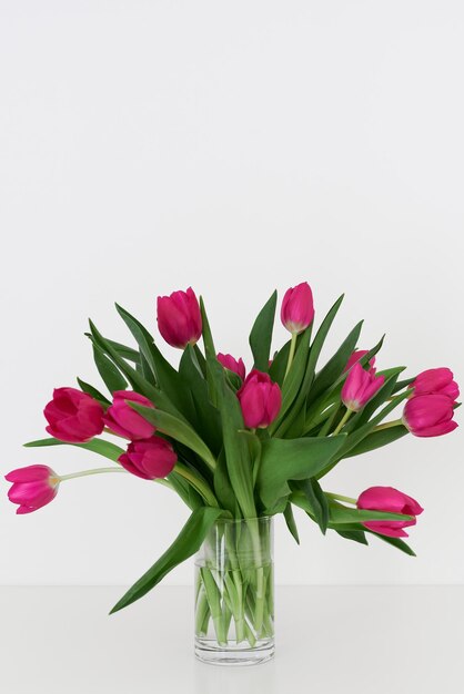 Bouquet di tulipani rosa in vaso trasparente Fiori rosa Arredamento minimal e semplice per la casa