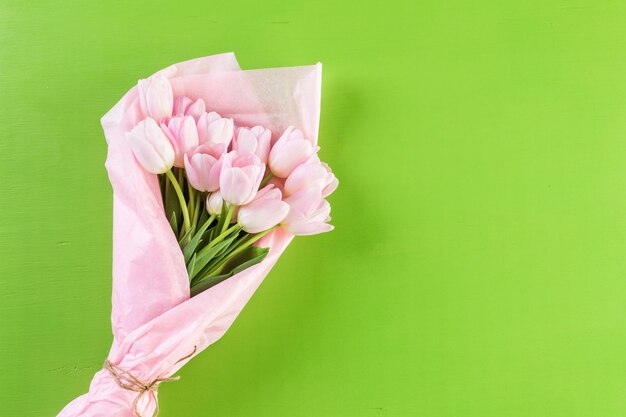 Bouquet di tulipani rosa su sfondo verde.