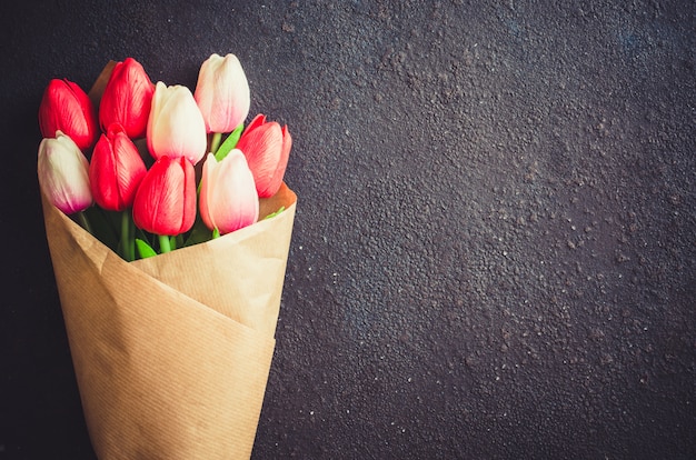 Bouquet di tulipani su sfondo scuro per San Valentino