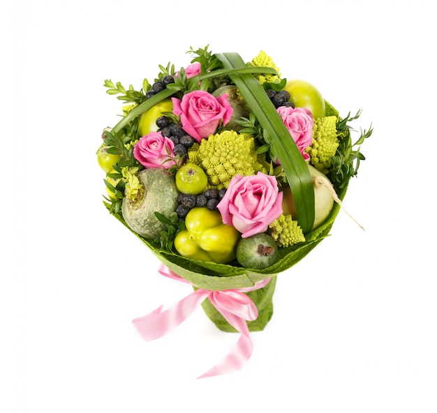 Bouquet di verdure vegetariano unico composto da paprika verde, cavolo, rapa e decorato con rose, isolato su uno sfondo bianco