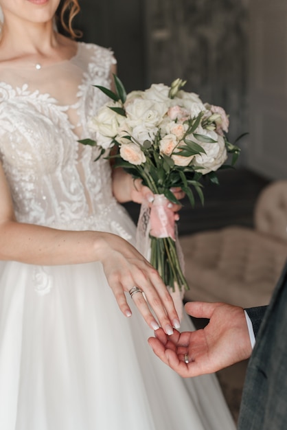 bouquet e anelli della sposa e dello sposo