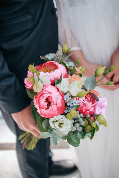 Bouquet festivo con fiori decorati con foglie