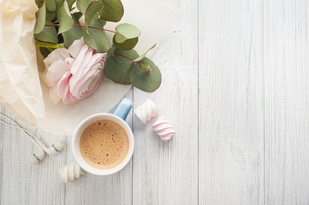 Bouquet, fiori, tazza di caffè, auricolari.