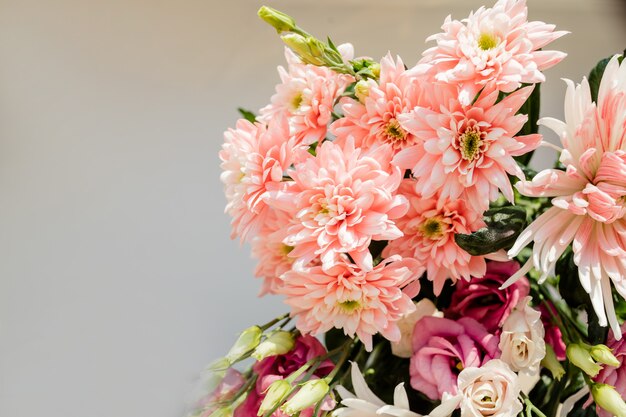 bouquet fiorito di ortensie fresche, eustoma, rose, fiori di eucalipto in rosa pastello e colori crema