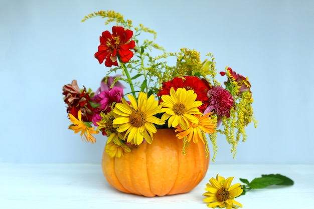 Bouquet floreale autunnale in una zucca