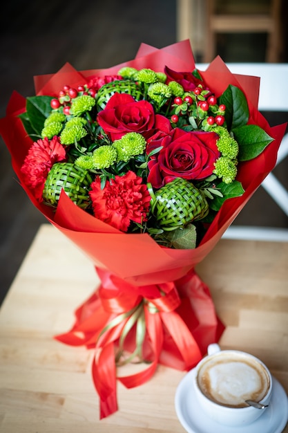 Bouquet floreale di fiori luminosi e splendidi di bei fiori rossi per San Valentino. Primo piano foto