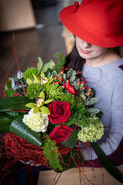 Bouquet floreale di fiori luminosi e splendidi di bei fiori rossi per San Valentino