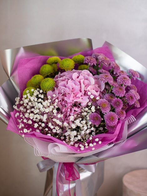 Bouquet fresco di fiori misti colorati. Concetto di negozio floreale europeo. Consegna fiori