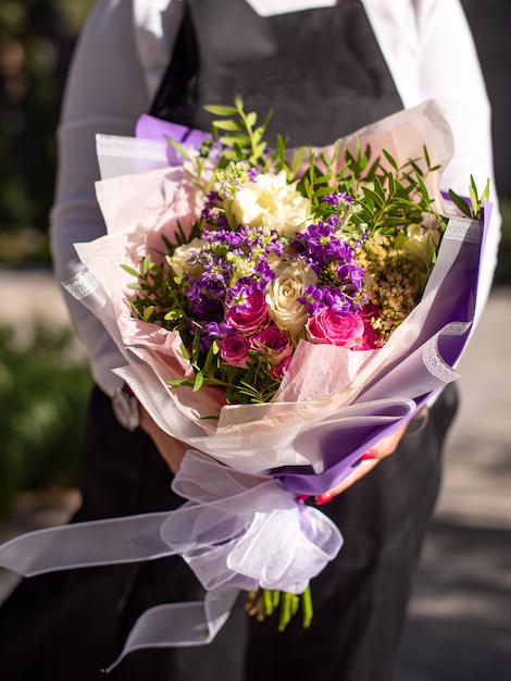 Bouquet fresco di fiori misti colorati. Concetto di negozio floreale europeo. Consegna fiori