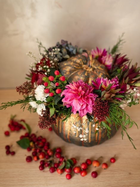 Bouquet fresco di fiori misti colorati. Concetto di negozio floreale europeo. Consegna fiori