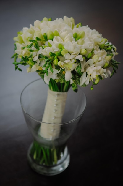 Bouquet in vaso su tavola