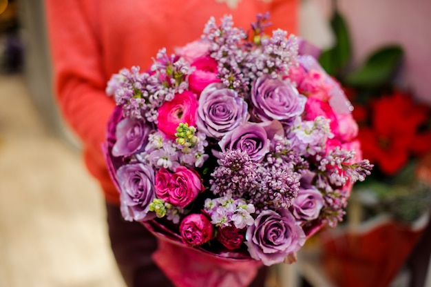 Bouquet luminoso e grazioso di fiori colorati