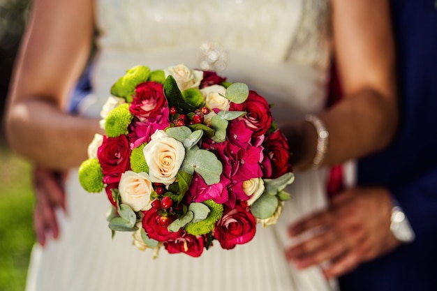 Bouquet nelle mani della sposa