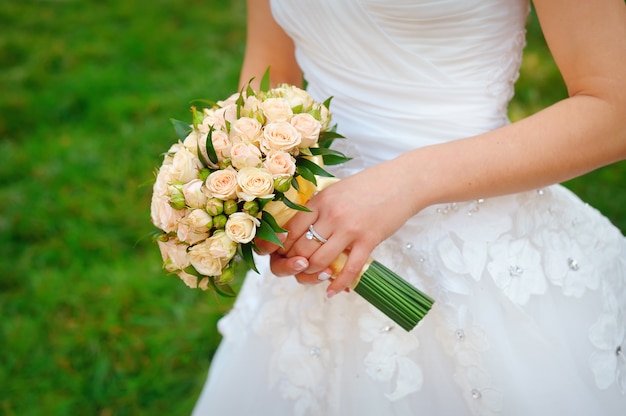 Bouquet nelle mani della sposa