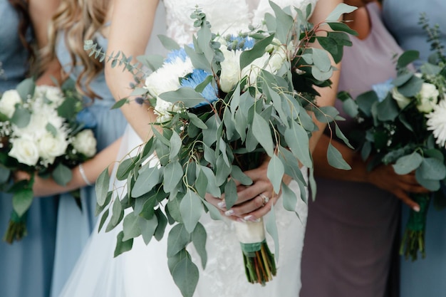 Bouquet nuziale - rose bianche, crisantemi blu e viola, foglie di eucalipto, respiri di bambino.
