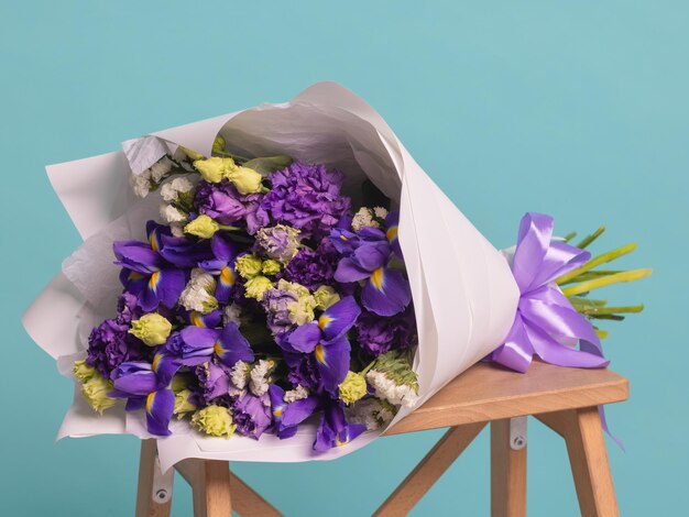 Bouquet primaverile colorato in primo piano con molte gelatine di fiori diversi