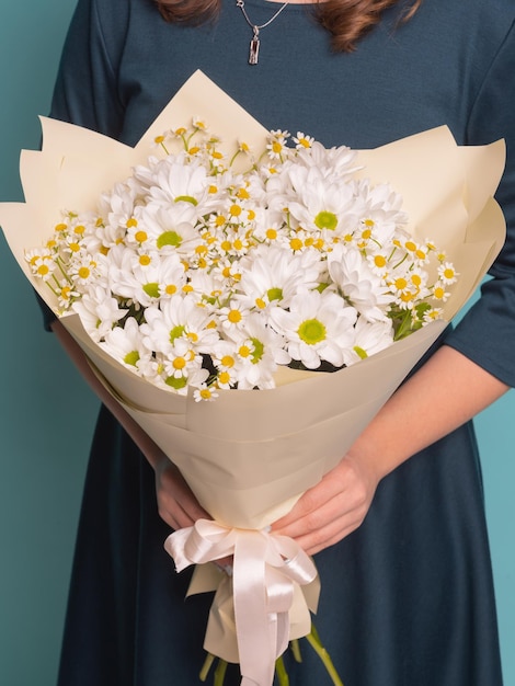 Bouquet primaverile colorato in primo piano con molte gelatine di fiori diversi