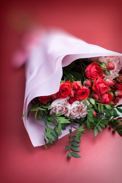 Bouquet regalo con rose rosse e garofani rosa, bellissimi fiori per un regalo