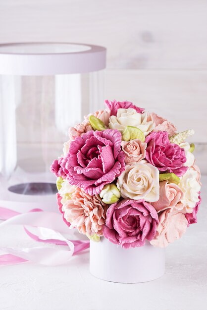 Bouquet regalo di rose marshmallow con scatola e nastro.