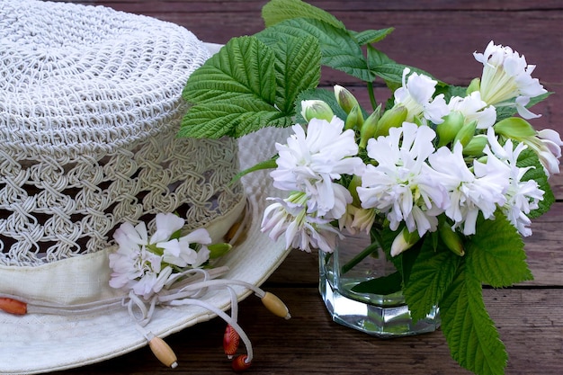 Bouquet Saponaria officinalis e cappello da giardino estivo