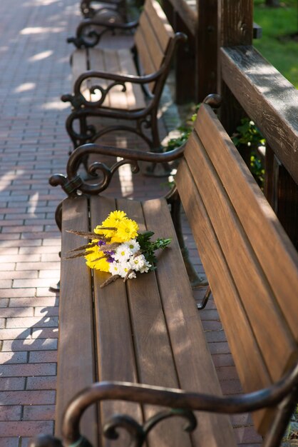 Bouquet su panca in legno fiori di colore brillante estate porta bellezza semplicità e perfezione