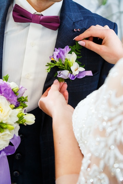 Bouquet su una giacca da uomo, abito blu