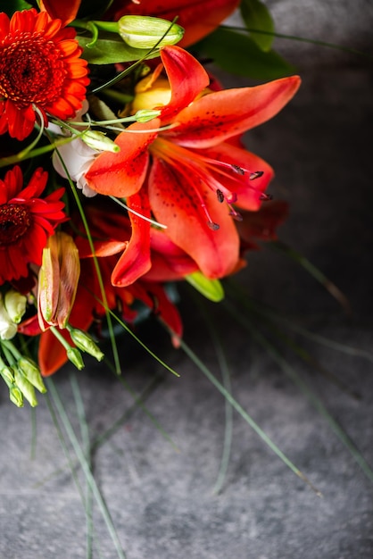 Bouquet vibrante di gigli asiatici arancioni e altri fiori
