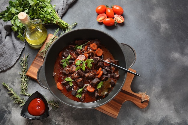 Bourguignon di manzo in padella. Stufato con vino rosso, carote, cipolle, aglio, funghi e pancetta