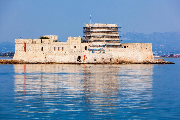 Bourtzi è un castello d'acqua situato nel mezzo del porto di Nauplia. Nafplio è una città portuale nella penisola del Peloponneso in Grecia.