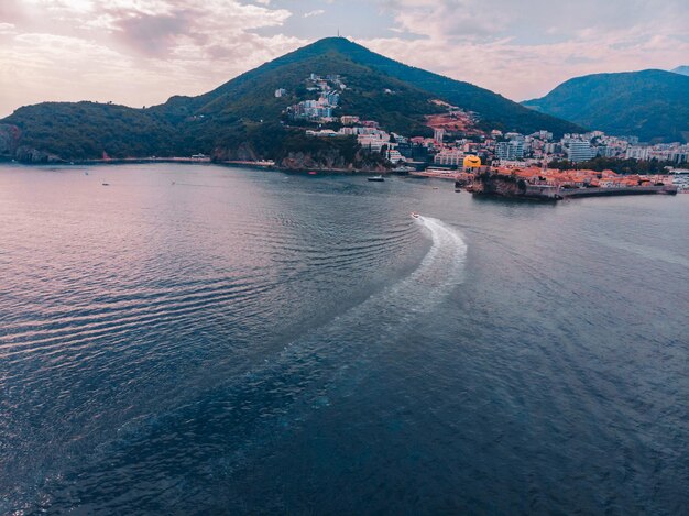 Bout tirare il paracadute nella baia del mare sulle montagne del tramonto sullo sfondo