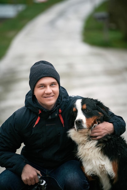 Bovaro bernese giocoso e proprietario felice