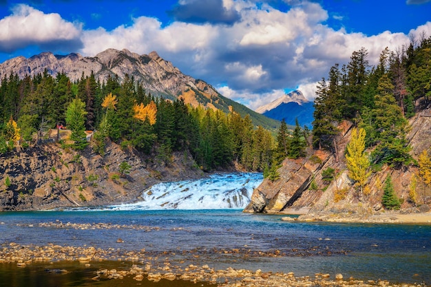 Bow Falls vicino al villaggio di Banff nelle Montagne Rocciose canadesi in Canada