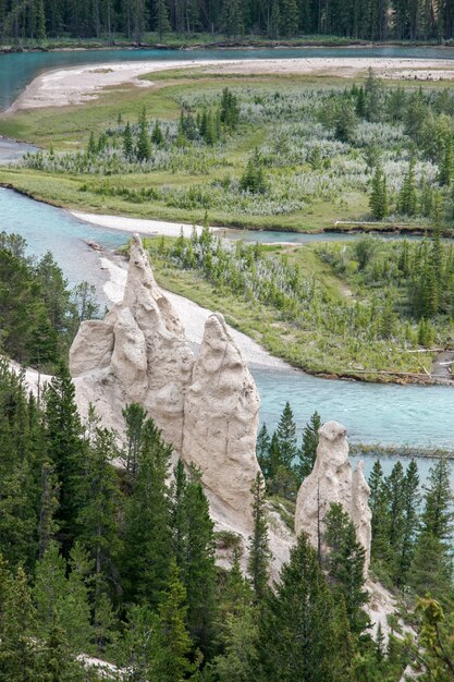 Bow River e gli Hoodoos vicino a Banff nelle Montagne Rocciose Canadesi