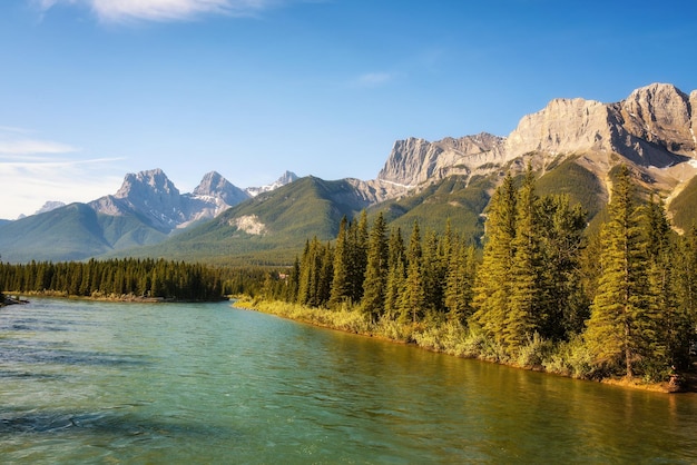 Bow River vicino a Canmore in Canada