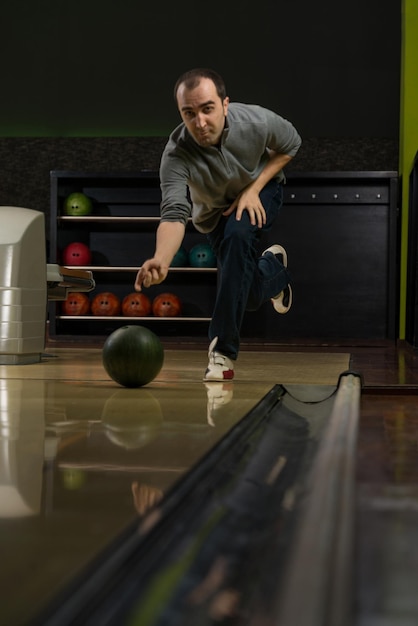 Bowler tenta di eliminare i birilli rimanenti